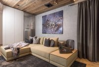 Dunkles Boho-Wohnzimmer Mit Funktionalen Wandregalen Dunkles Boho-Wohnzimmer Mit Funktionalen Wandregalen