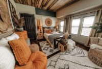 Dunkles Boho-Wohnzimmer Im Modernen, Farbenfrohen Stil Dunkles Boho-Wohnzimmer Im Modernen, Farbenfrohen Stil